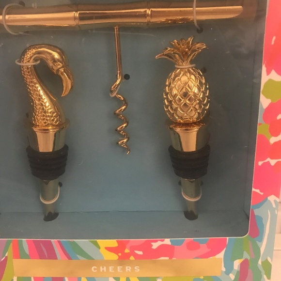 NWT > Lilly Pulitzer Wine Bottle Set - Picture 3 of 5